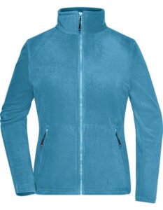 Turkis fleecejakke har lynlås foran og to lynlåslommer. Den er placeret mod en hvid baggrund og har en høj krave, der skaber et enkelt og afslappet design.