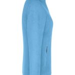 En lys blå bluse med lange ærmer vises fra siden. Stoffet ser let og blødt ud, og blusen hænger afslappet uden detaljer. Baggrunden er hvid.