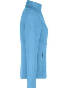 En lys blå bluse med lange ærmer vises fra siden. Stoffet ser let og blødt ud, og blusen hænger afslappet uden detaljer. Baggrunden er hvid.