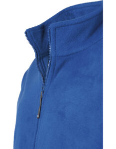 En blå fleecejakke har en delvist lynet lynlås langs kraven. Stoffet ser blødt og varmt ud, ideelt til køligt vejr. Baggrunden er neutral og hvid.