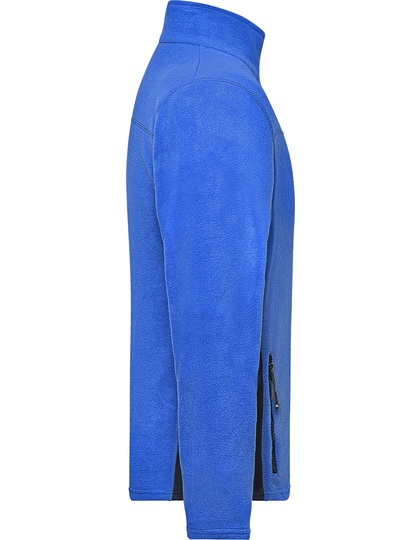En blå kjole hænger mod en hvid baggrund, der fremhæver dens lange, elegante fald og ensartede farve.