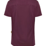 En bordeauxfarvet T-shirt vises fra bagsiden, hængende stille. Baggrunden er neutral uden synlige elementer. Ingen tekst er til stede.