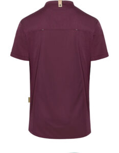 En bordeauxfarvet T-shirt vises fra bagsiden, hængende stille. Baggrunden er neutral uden synlige elementer. Ingen tekst er til stede.