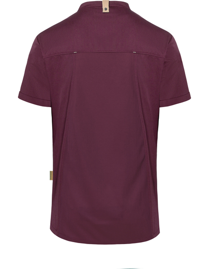 En bordeauxfarvet T-shirt vises fra bagsiden, hængende stille. Baggrunden er neutral uden synlige elementer. Ingen tekst er til stede.