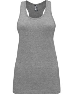 Grå tanktop uden ærmer hænger på en neutral baggrund. Toppen har en rund halsudskæring og bryderryg-design. En etiket med et logo ses ved nakken.