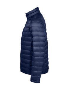 Mørkeblå puffjakke set fra siden, hænger stille. Jakkens fyldige design er synligt med vandrette syninger. Baggrunden er hvid og ren, fremhæver jakkens farve og form.