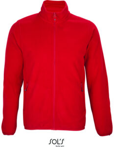 Rød sweatshirt hænger stille; ingen bemærkelsesværdige detaljer eller tekst. Baggrunden er hvid, hvilket fremhæver tøjets farve og minimalistiske design.