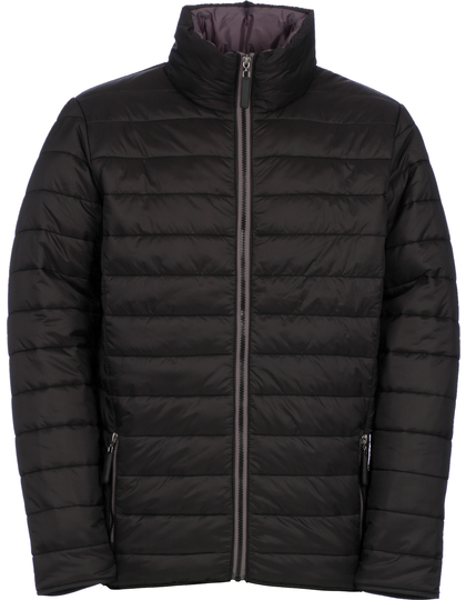 En sort, quiltet dunjakke hænger med lynlåsen oppe, placeret mod en lys baggrund. Jakkens vandrette syninger skaber et puffer-look. Ingen tekst er til stede.