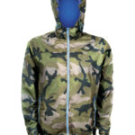 En camouflagejakke med hætte, lynlåset lukket, står på en neutral hvid baggrund. Stoffet er i grønne og brune nuancer. Tekst: "SOL'S the fair spirit."
