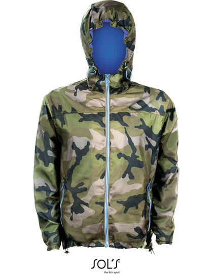 En camouflagejakke med hætte, lynlåset lukket, står på en neutral hvid baggrund. Stoffet er i grønne og brune nuancer. Tekst: "SOL'S the fair spirit."