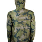 Hættetrøje i camouflagefarver dækker hele overkroppen. Trøjen er grøn med sorte og brune mønstre. Baggrunden er hvid, hvilket fremhæver tøjets militærlignende design.