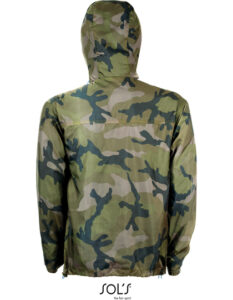 Hættetrøje i camouflagefarver dækker hele overkroppen. Trøjen er grøn med sorte og brune mønstre. Baggrunden er hvid, hvilket fremhæver tøjets militærlignende design.