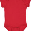 Rød babybody uden ærmer hænger frit mod en hvid baggrund.