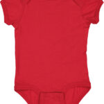 Rød babybody uden ærmer hænger frit mod en hvid baggrund.