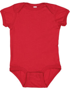 Rød babybody uden ærmer hænger frit mod en hvid baggrund.