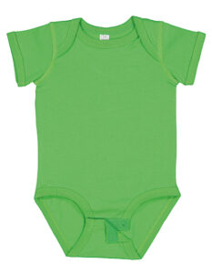Grøn babybody på hvid baggrund med korte ærmer og knaplukning forneden.
