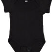 Sort body suit ligger fladt, skabende et enkelt tøjstykke uden tekst eller mønster, placeret mod en ensfarvet hvid baggrund.
