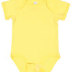 Gul babybody med korte ærmer ligger fladt mod en hvid baggrund. Der er ingen tekst eller mønster på stoffet.