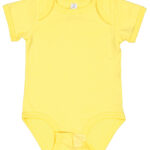 Gul babybody med korte ærmer ligger fladt mod en hvid baggrund. Der er ingen tekst eller mønster på stoffet.