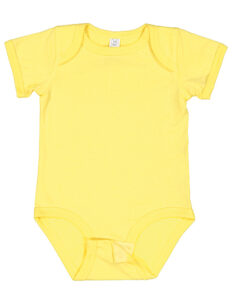 Gul babybody med korte ærmer ligger fladt mod en hvid baggrund. Der er ingen tekst eller mønster på stoffet.