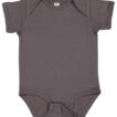 Grå babybody ligger fladt, uden mønstre, på en neutral baggrund. Kortærmet dragt med enkel lukning i bunden. Ingen tekst eller yderligere elementer i nærheden.