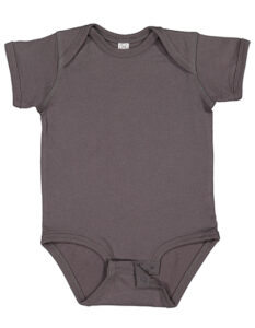 Grå babybody ligger fladt, uden mønstre, på en neutral baggrund. Kortærmet dragt med enkel lukning i bunden. Ingen tekst eller yderligere elementer i nærheden.