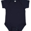 En mørkeblå babybodystocking ligger fladt, uden mønster eller tekst, mod en hvid baggrund. Den har korte ærmer og lukkes med knapper forneden.