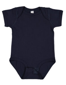 En mørkeblå babybodystocking ligger fladt, uden mønster eller tekst, mod en hvid baggrund. Den har korte ærmer og lukkes med knapper forneden.