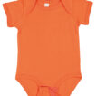 Orange babydragt med korte ærmer og rund halsudskæring, ligger fladt mod en hvid baggrund. Dragten har trykknapper i bunden for nem lukning. Ingen tekst til stede.