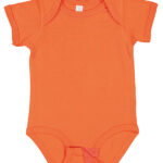 Orange babydragt med korte ærmer og rund halsudskæring, ligger fladt mod en hvid baggrund. Dragten har trykknapper i bunden for nem lukning. Ingen tekst til stede.