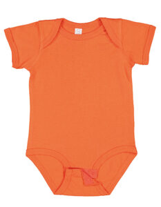 Orange babydragt med korte ærmer og rund halsudskæring, ligger fladt mod en hvid baggrund. Dragten har trykknapper i bunden for nem lukning. Ingen tekst til stede.