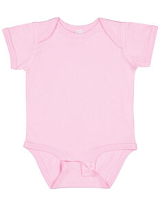Lyserød babybody med korte ærmer ligger fladt. Den er uden mønstre eller tekst, og dens enkle design fremhæver dens bløde stof. Baggrunden er ensfarvet lys.
