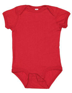 Rødt baby-body med korte ærmer ligger fladt. Det har kuvertlukning ved skuldrene og trykknapper forneden. Baggrunden er simpel og ensfarvet.