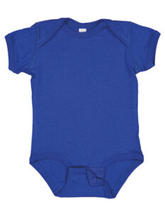 En kongeblå baby-body med korte ærmer ligger fladt på en hvid baggrund. Den har kuvertlukning ved skuldrene og tre trykknapper i bunden.