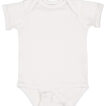 Hvid babybody med korte ærmer, ligger fladt udstrakt. Har knaplukning ved bunden. Omgivet af hvid baggrund. Ingen tekst til stede.