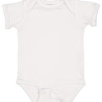Hvid babybody med korte ærmer, ligger fladt udstrakt. Har knaplukning ved bunden. Omgivet af hvid baggrund. Ingen tekst til stede.
