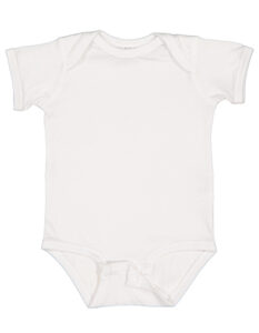 Hvid babybody med korte ærmer, ligger fladt udstrakt. Har knaplukning ved bunden. Omgivet af hvid baggrund. Ingen tekst til stede.