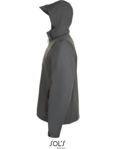 Jakke med hætte vises fra siden med lynlåslommer, lavet i grå softshell-materiale. Teksten "SOL'S" står nederst. Baggrunden er hvid, hvilket fremhæver jakken.
