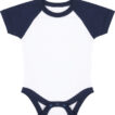 En hvid baby-body med mørkeblå ærmer og kanter ligger fladt på en hvid baggrund.
