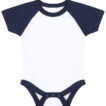 Hvid baby-body med marineblå korte ærmer og kanter, liggende fladt mod en ensfarvet baggrund. Den har trykknapper ved skridtet, designet til nem påklædning.