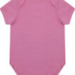 Lyserød babybody med korte ærmer ligger fladt. Tre trykknapper er placeret nederst. Mærket ved halsen viser størrelsen "50/56". Baggrunden er ensfarvet hvid.