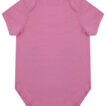 Lyserød babybody med korte ærmer ligger fladt på en lys baggrund. Den har ingen synlige dekorationer eller mønstre.