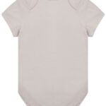 En lys beige baby-body med korte ærmer og kuvertlukning ved skuldrene. Trykknapper findes forneden til fastgørelse. Placeret mod en hvid baggrund. Ingen synlig tekst.