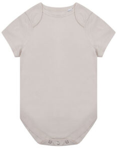 En lys beige baby-body med korte ærmer og kuvertlukning ved skuldrene. Trykknapper findes forneden til fastgørelse. Placeret mod en hvid baggrund. Ingen synlig tekst.
