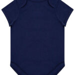 Marineblå babybody ligger fladt uden detaljer eller tekst, med korte ærmer og knapper i bunden til lukning. Baggrunden er ensfarvet hvid.