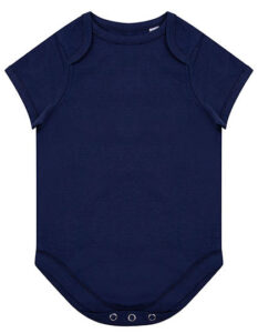 Marineblå babybody ligger fladt uden detaljer eller tekst, med korte ærmer og knapper i bunden til lukning. Baggrunden er ensfarvet hvid.
