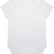 Hvid kortærmet baby-body med tre trykknapper i bunden, ligger fladt mod en hvid baggrund. Designet er enkelt og uden mønster.