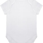 Hvid kortærmet baby-body med tre trykknapper i bunden, ligger fladt mod en hvid baggrund. Designet er enkelt og uden mønster.