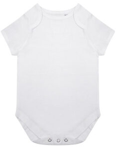 Hvid kortærmet baby-body med tre trykknapper i bunden, ligger fladt mod en hvid baggrund. Designet er enkelt og uden mønster.