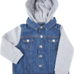 Jakke med denim krop og grå hætte samt ærmer; syv metalknapper langs fronten; to brystlommer med flapper. Designet er afslappet og moderne, velegnet til børn.